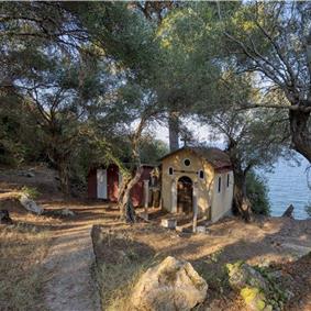 4 bedroom villa with pool by the sea, near Corfu town, sleeps 8